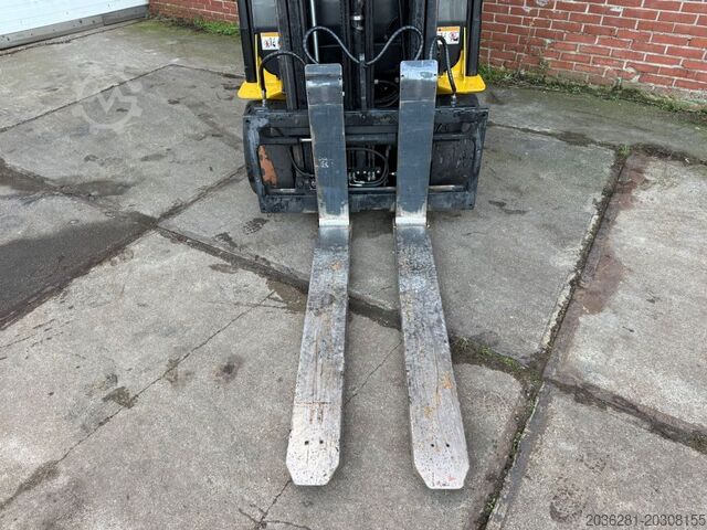 Electric 4-wheel forklift Yale ERP35VL F2945