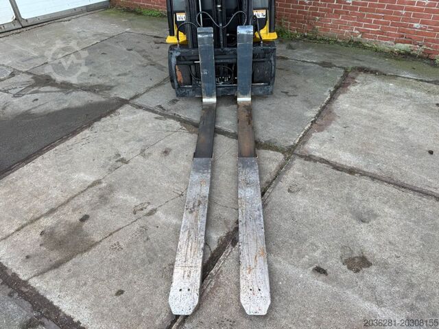 Electric 4-wheel forklift Yale ERP35VL F2945