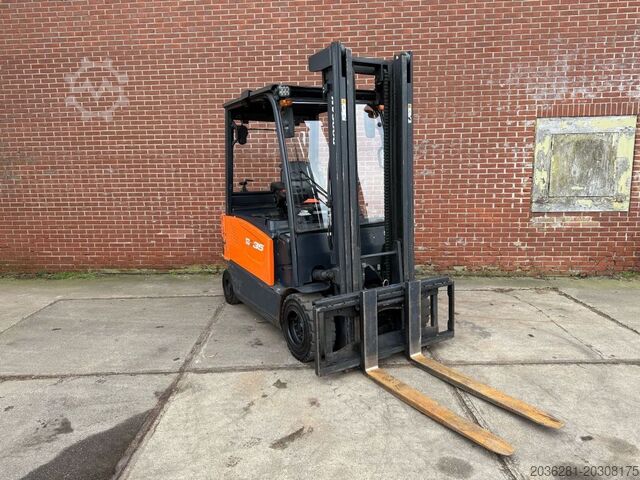 Electric 4-wheel forklift Doosan B35X-7