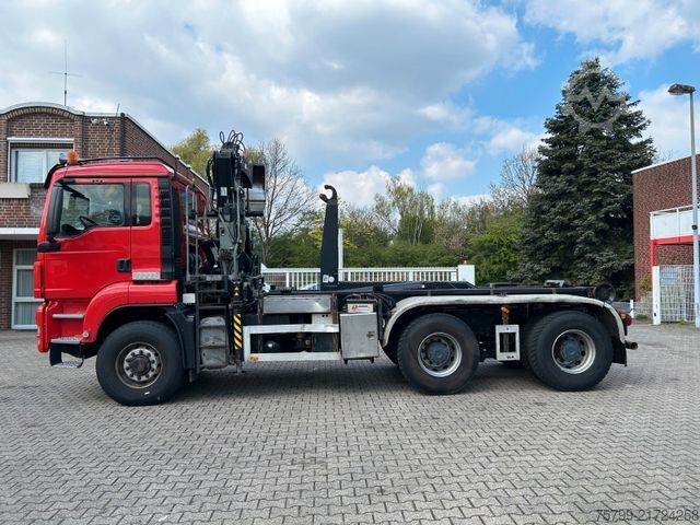 Roll-off tipper truck MAN 32.400 Abroller +HMF Kran +Greifer +Lenkachse