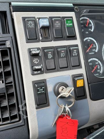 Tractor unit FREIGHTLINER FL70 4x2 elek verschiebbare Sattelkupplung *TOP*