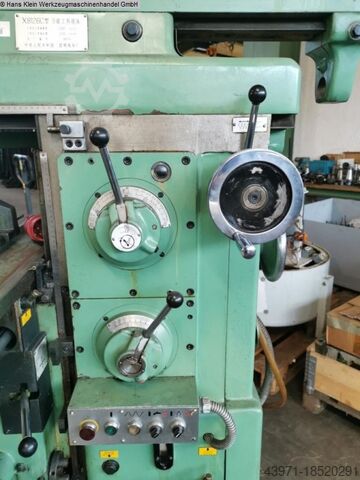 Tool Room Milling Machine - Universal KUNMING X 8126 C