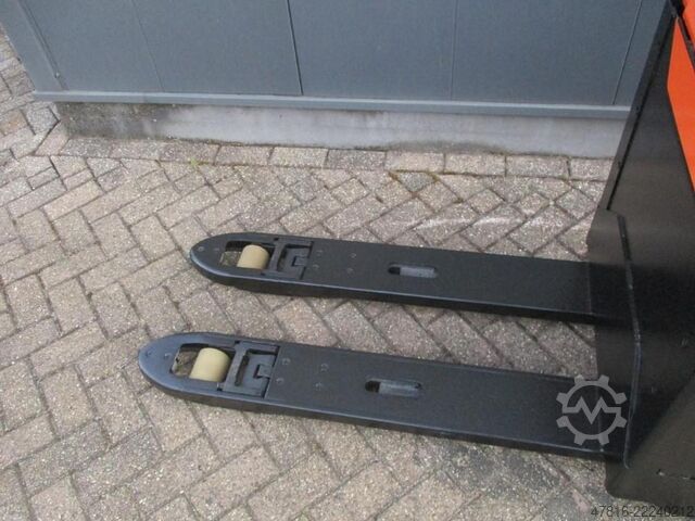 Pallet truck BT LPE200