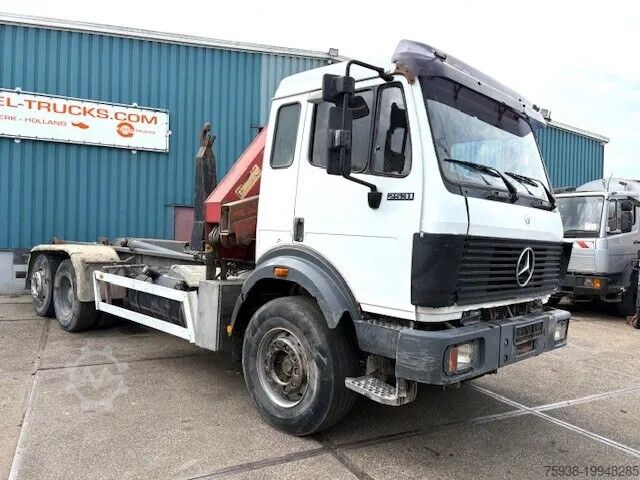 Hakenarmsystem Mercedes-Benz SK 2527 6x2 HOOK-ARM SYSTEM WITH HMF CRANE (V6 ...