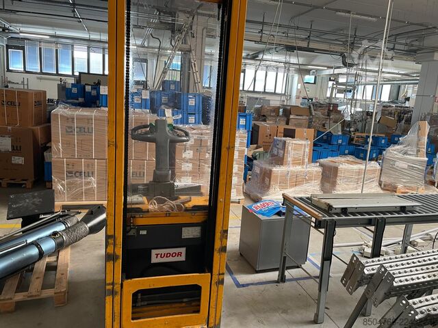 Electric pallet stacker with tiller and operator platform Jungheinrich ERC 212