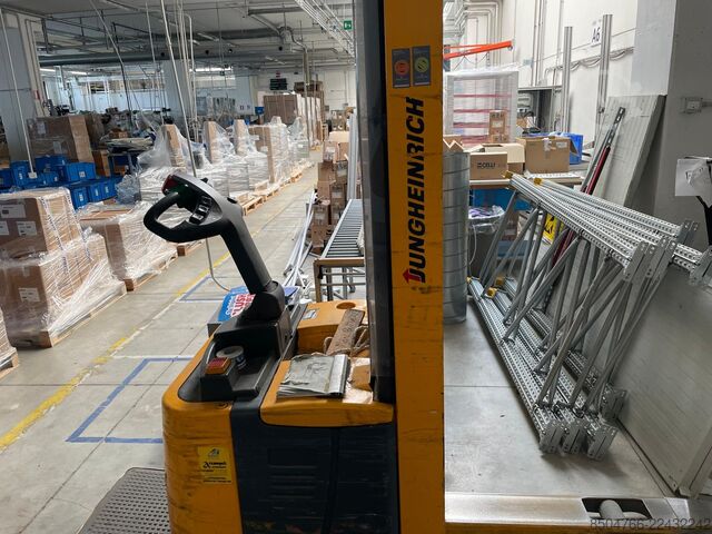 Electric pallet stacker with tiller and operator platform Jungheinrich ERC 212