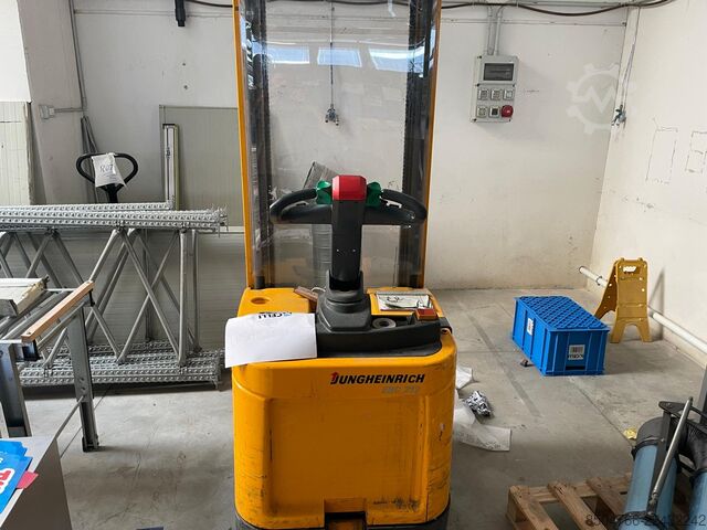 Electric pallet stacker with tiller and operator platform Jungheinrich ERC 212