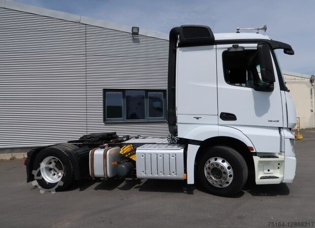 Standard truck tractor Mercedes-Benz 1843 LS
