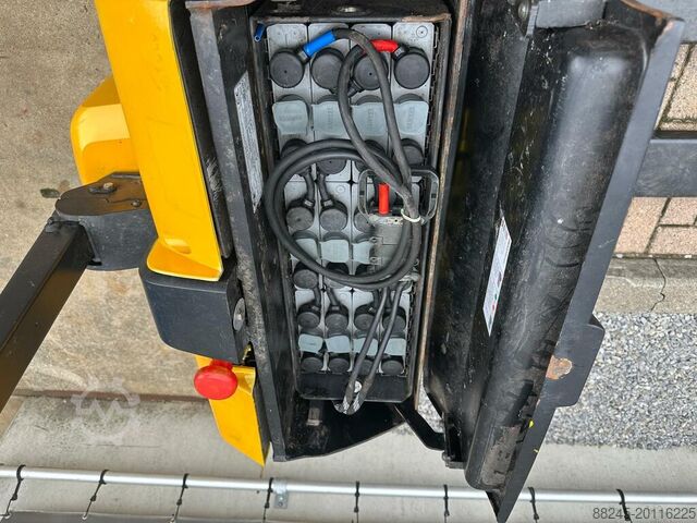 VS-22414 Electric pallet truck Hyster P2.2 year 2017 HYSTER P2.2