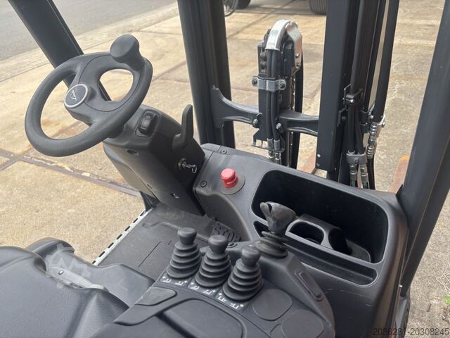 Electric 3-wheel forklift Linde E15-02