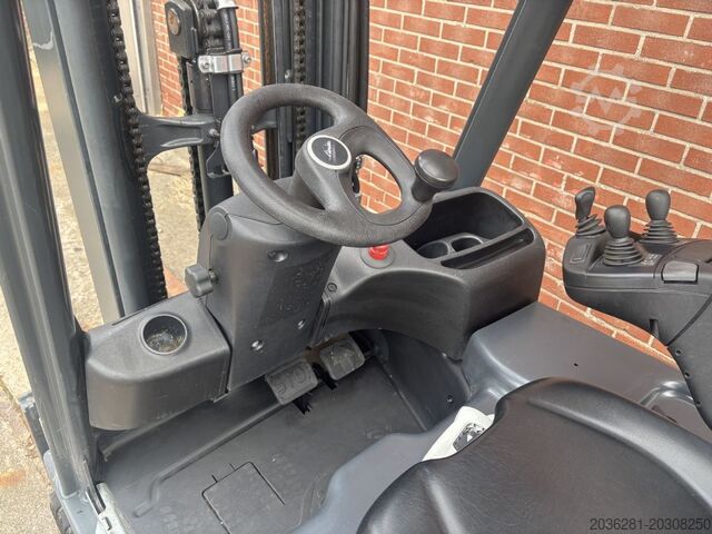 Electric 3-wheel forklift Linde E15-02