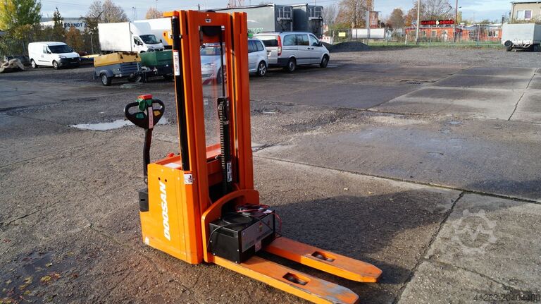 Hochhubwagen DOOSAN LEDS 16