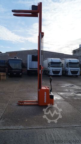 Hochhubwagen DOOSAN LEDS 16