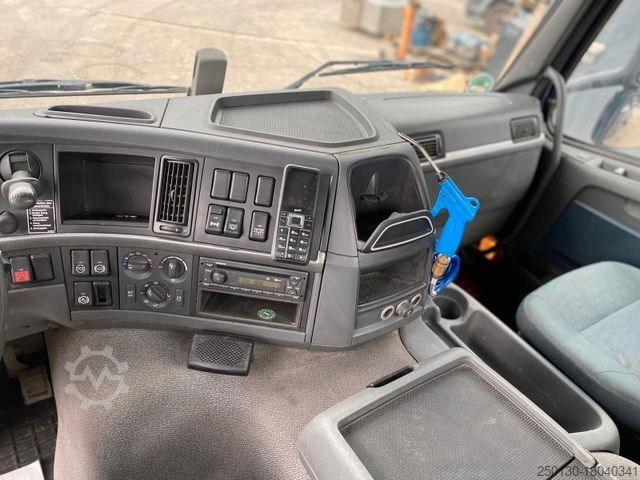 Skip truck VOLVO FM 330 EU5 Gergen Absetzkipper m. Funk