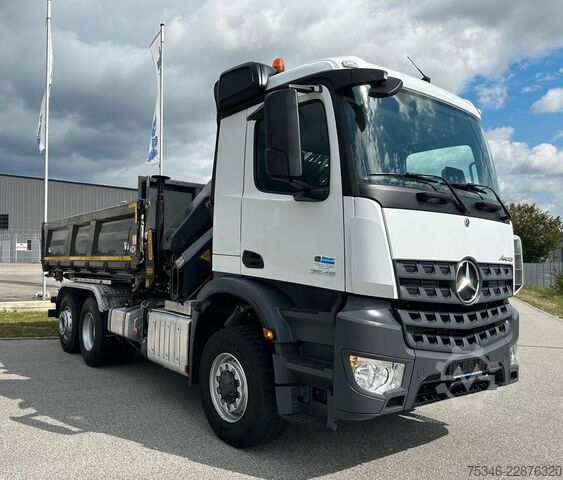Autokran MERCEDES-BENZ Arocs 2545 Kipper/Kran/6x4-4/Lenkachse/128 tkm