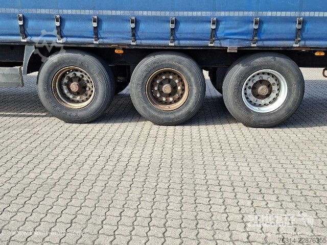 Auflieger mit Pritsche & Plane Krone Curtainsider Standard Getränke