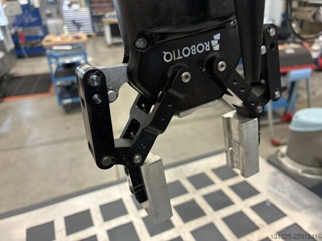 Industrial robot Universal Robots UR5 with G-loader