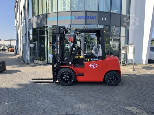 Electric 4-wheel forklift EP EFL302X4