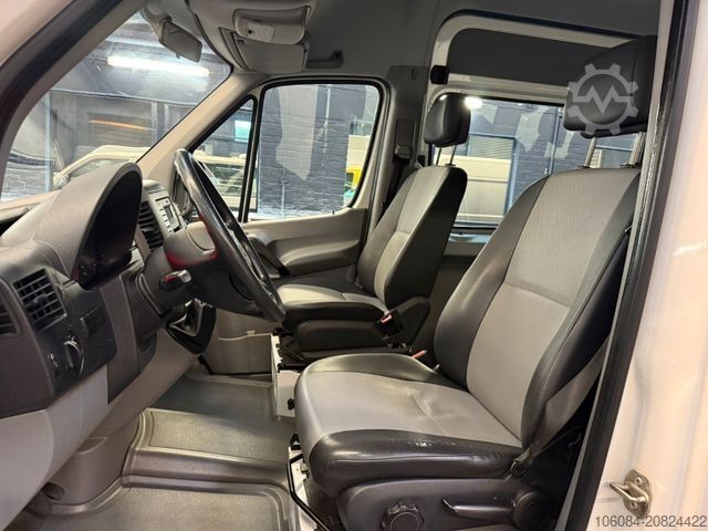 Kleinbus VOLKSWAGEN Crafter L2H2 Klima 8 Sitze + Rollstuhl AMF Bruns