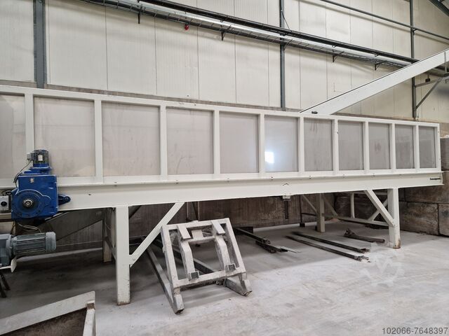 Conveyor cistern with dosing auger  