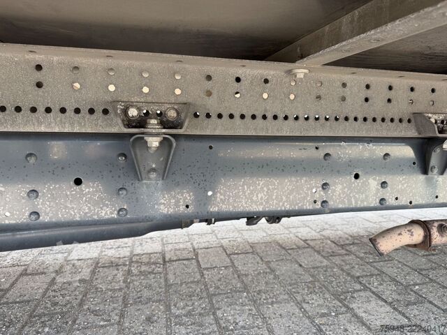Transporter mit Koffer IVECO zlast:
