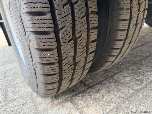 Transporter mit Koffer IVECO zlast: