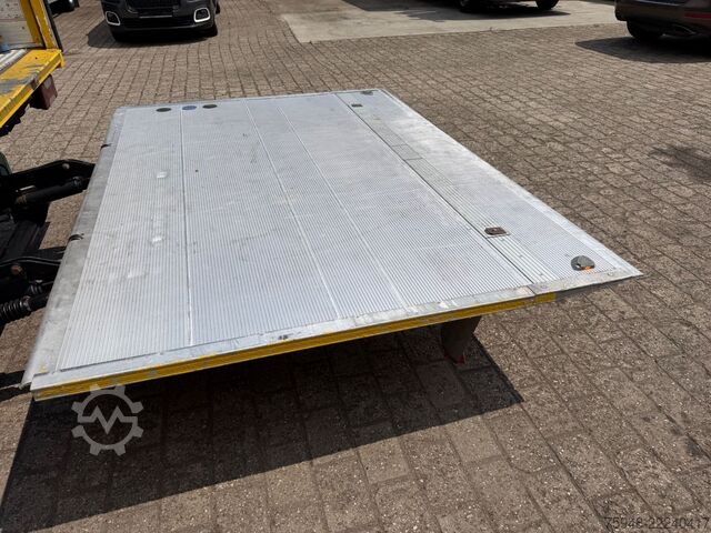Transporter mit Koffer IVECO zlast: