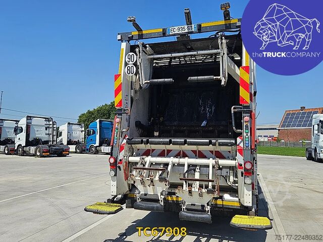 Refuse collection vehicle Scania P 320
