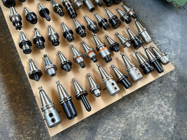 Batch of SK 40 tool holders (R4) nan nan