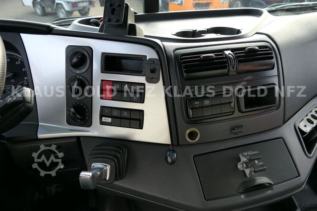 Car carrier truck MERCEDES-BENZ Atego geschloss. Autotransporter komplettzug