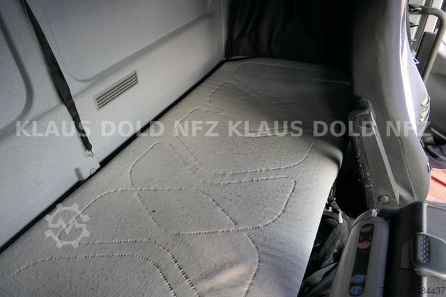 Car carrier truck MERCEDES-BENZ Atego geschloss. Autotransporter komplettzug