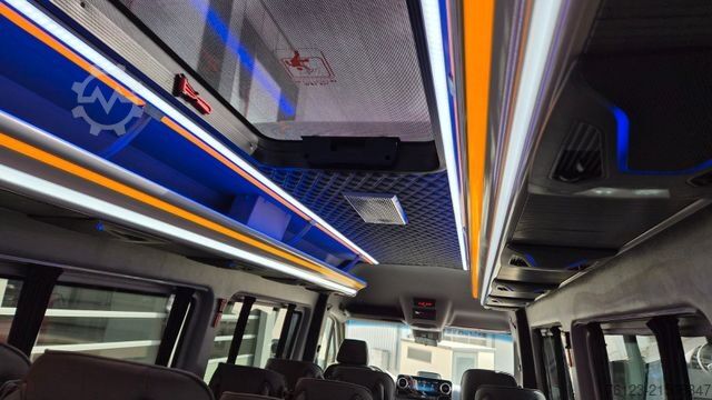 Minibus MERCEDES-BENZ 519  Allrad 4 x 4 Lagerfahrzeug Stock 20 Sitzer