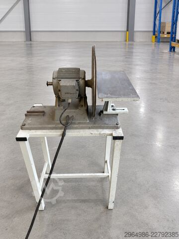 Cylindrical grinding machine  