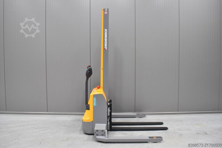 Manual pallet jack Jungheinrich EMC B10