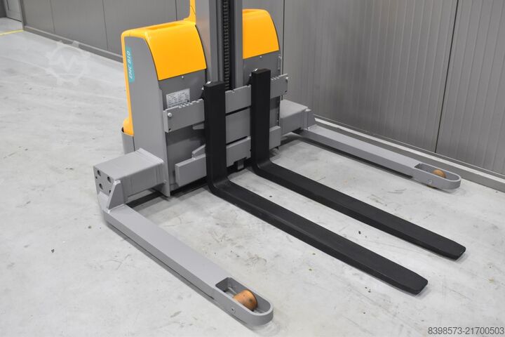 Manual pallet jack Jungheinrich EMC B10