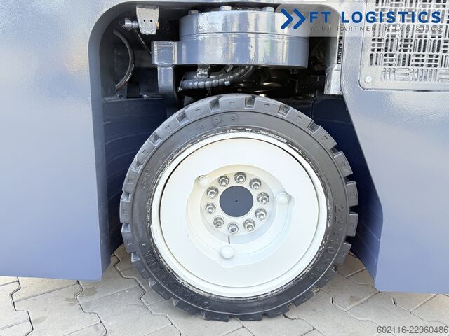 4-way forklift Combilift CB3000 GAS TRIPLEX 4900 FREE-LIFT