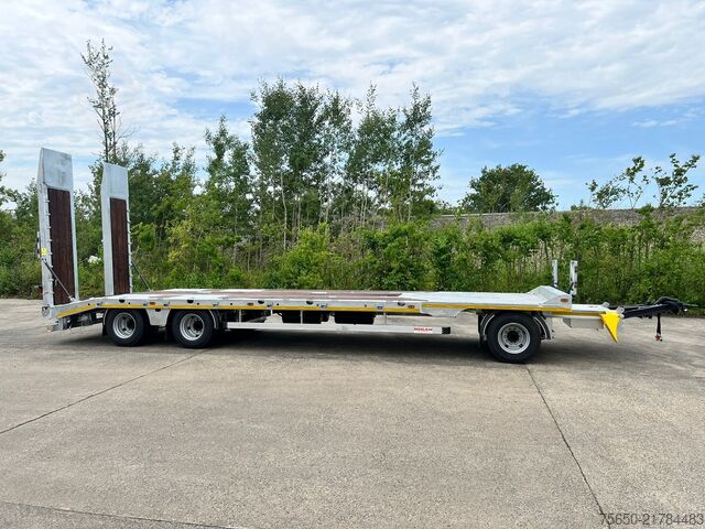 Low loader trailer Möslein T 3-9,20 F  3 Achs Tieflader mit gerader Ladefläche 9 m, Neufahrzeug