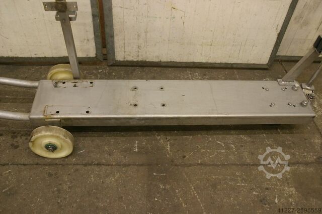 Transportwagen Edelstahl für eine Pumpe