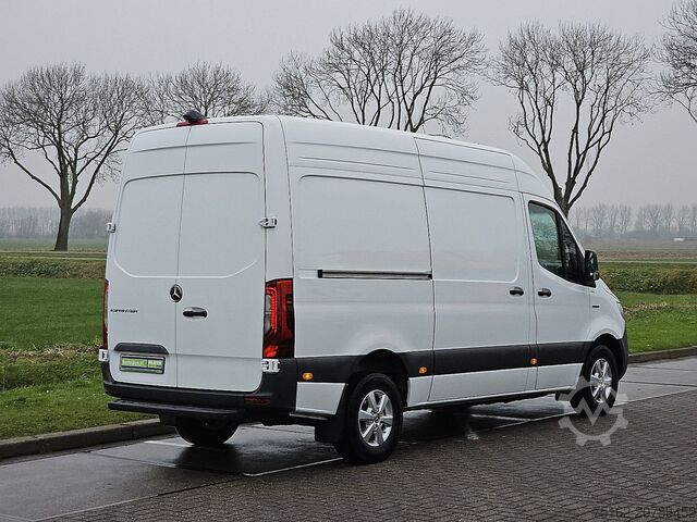 High-roof van MERCEDES-BENZ ESPRINTER L2H2 300 km WLTP LED