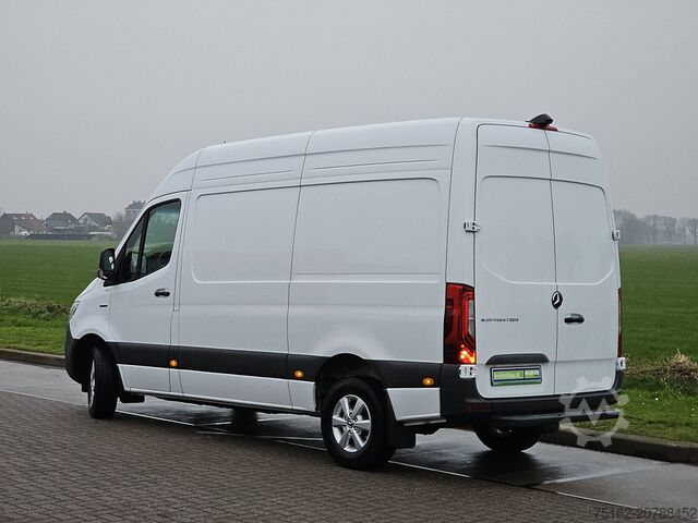 High-roof van MERCEDES-BENZ ESPRINTER L2H2 300 km WLTP LED