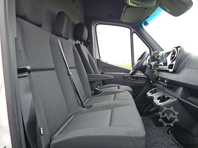 High-roof van MERCEDES-BENZ ESPRINTER L2H2 300 km WLTP LED