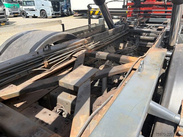 Crane truck DAF CF 75.250 PALFINGER CRANE + HOOKLIFT  143.037km
