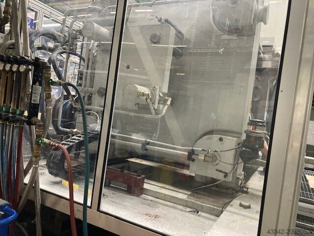 Injection  Molding Machine with Robot KraussMaffei KM575-2700C2