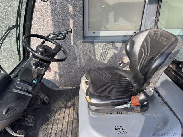 Toyota 02-8FDF30 Triplex 500 Freelift / Seitenschieber / Gabelspreizer Diesel 2011 TOYOTA 02-8FDF30 Triplo 500 Freelift / Sideshift / Vorkenspreider  Diesel 2011