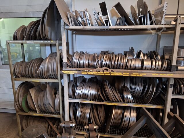 Screws, troughs, hoppers, and systems Wildfellner divers