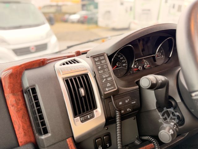 Integriertes Wohnmobil CARTHAGO Chic E-Line I 49 LE  *Festbett-Automatik-AHK*