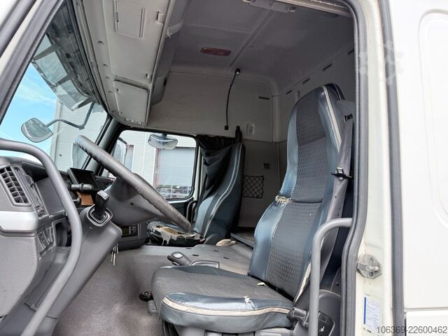 LKW mit Kofferaufbau VOLVO FM 330 6x2*4 Side opening 8.7 m