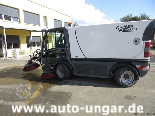 Kehrmaschine Boschung S3 Kehrmaschine urban sweeper Wildkraut