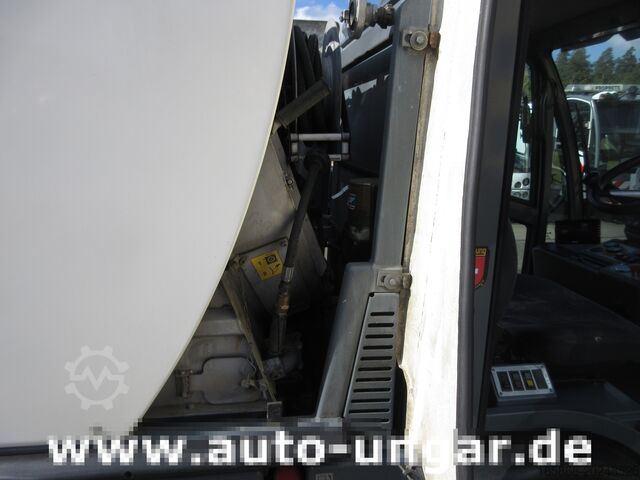 Kehrmaschine Boschung S3 Kehrmaschine urban sweeper Wildkraut