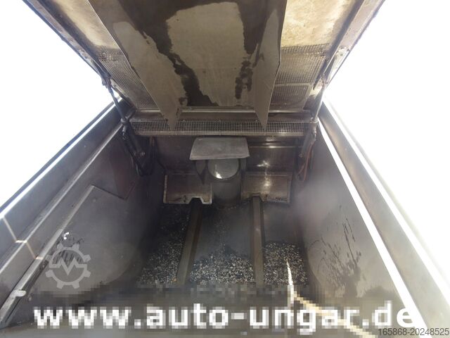 Kehrmaschine Boschung S3 Kehrmaschine urban sweeper Wildkraut